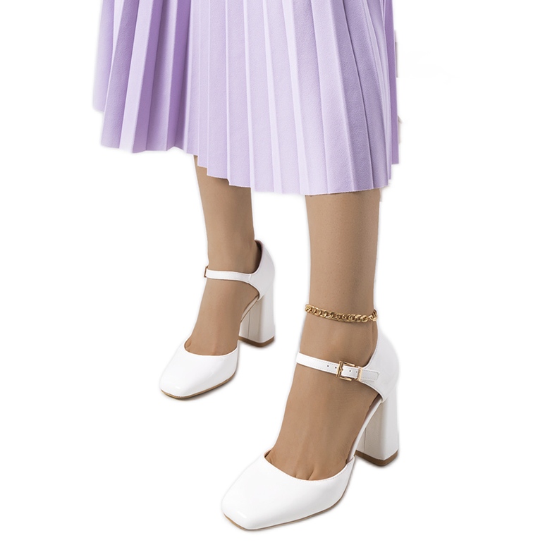 Bombas blancas en el puesto de Clemente blanco Bombas blancas en el puesto de Clemente blanco