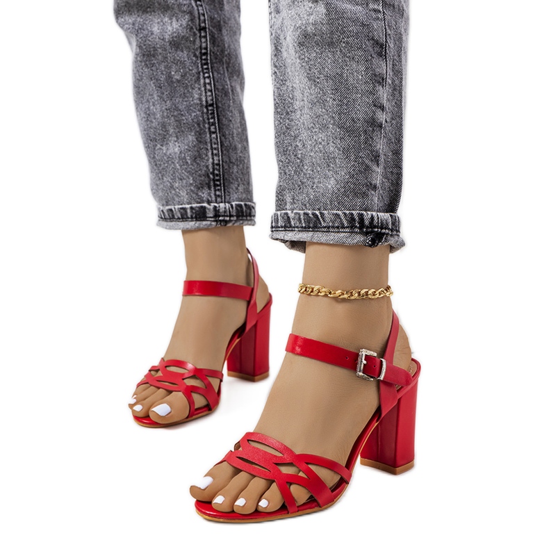 Sandalias rojas en un puesto de Dolling rojo