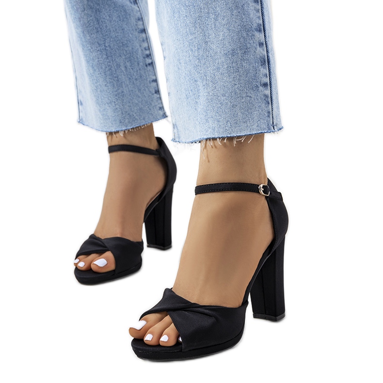 Sandalias negras en el poste de Larana negro