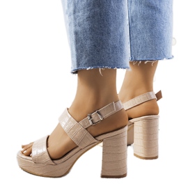 Sandalias beige en el post de Liv