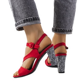 Sandalias rojas en un puesto de Murdock rojo
