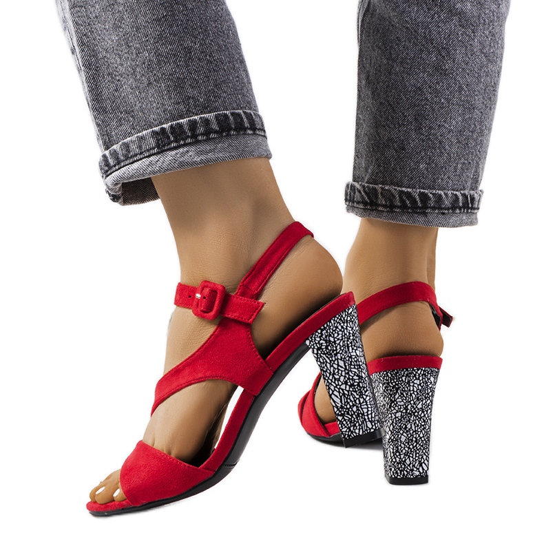 Sandalias rojas en un puesto de Murdock rojo