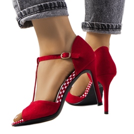 Sandalias rojas en un tacón Munger rojo