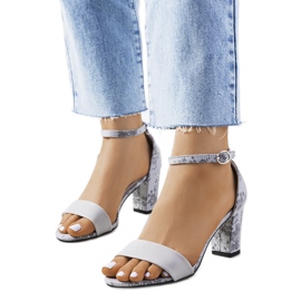 Sandalias grises en un puesto de Ragland