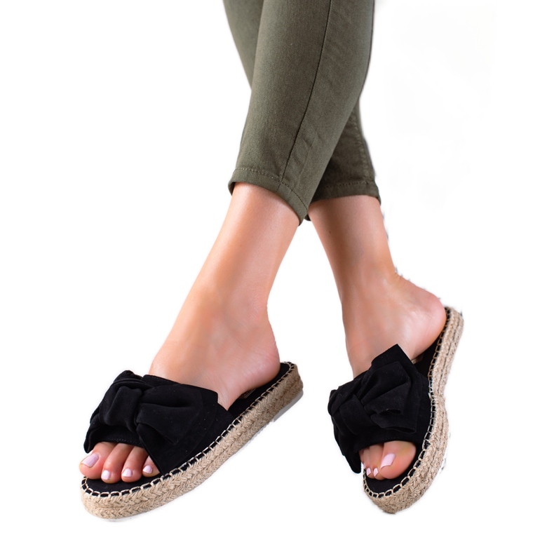 TRENDI Zapatillas en una plataforma de paja negro