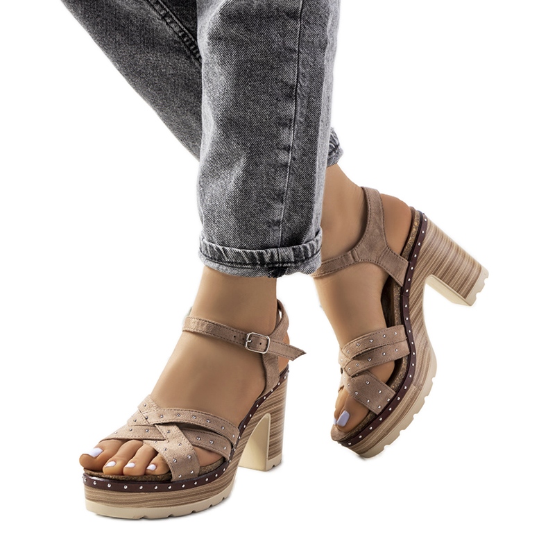 Sandalias beige en el poste de Sied Sandalias beige en el poste de Sied