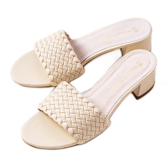 Zapatillas tejidas beige en el puesto de Verdun