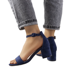Sandalias azul marino en el puesto de Deshe.