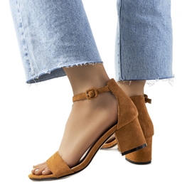 Sandalias marrones en el puesto de Deshe. marrón