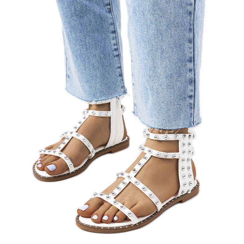Sandalias blancas con tachuelas Kabor blanco
