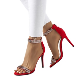 Sandalias rojas con tacón gallego rojo