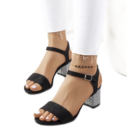 Sandalias negras en un post de Jiménez blanco negro