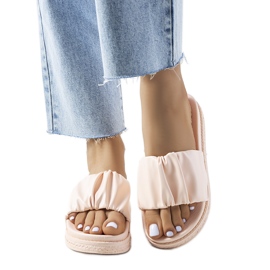 Zapatillas rosas en la plataforma Baldwin