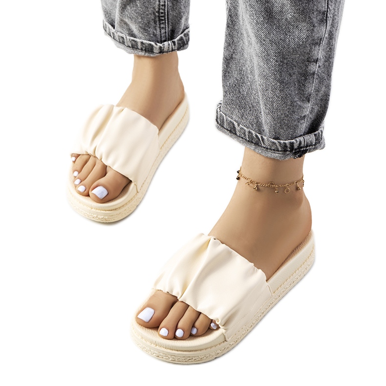 Zapatillas beige en la plataforma Baldwin