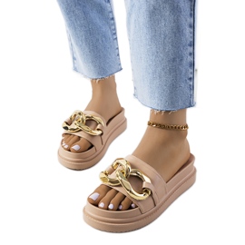 Babuchas beige en la plataforma de Berloz