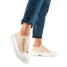 TRENDI Zapatillas beige en la plataforma.