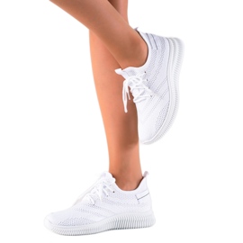 Zapatos deportivos blancos claros
