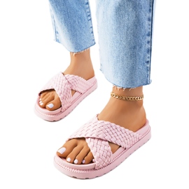 Zapatillas rosas en la plataforma de Bierings