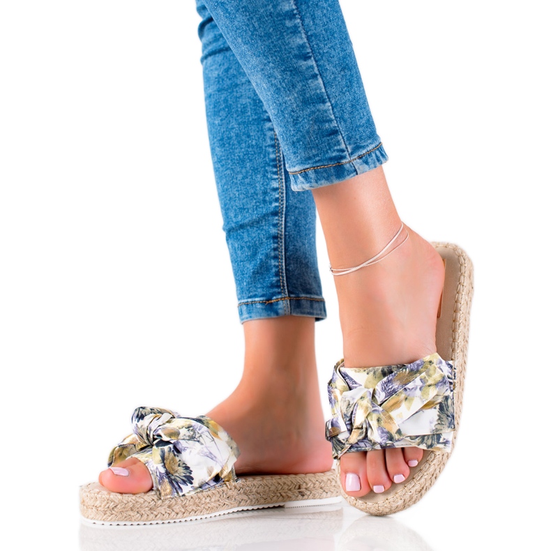 TRENDI Zapatillas en una plataforma de paja multicolor TRENDI Zapatillas en una plataforma de paja multicolor