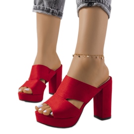 Chanclas rojas en el poste de Horn rojo