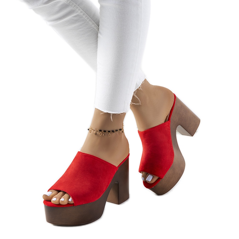 Chanclas rojas en la plataforma Klaren rojo