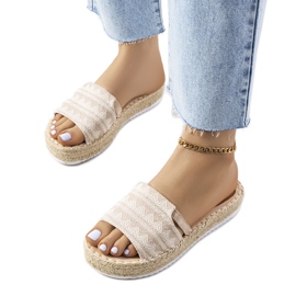 Babuchas beige en la plataforma Ana