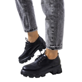 Zapatos negros en una suela de tractor Chedi