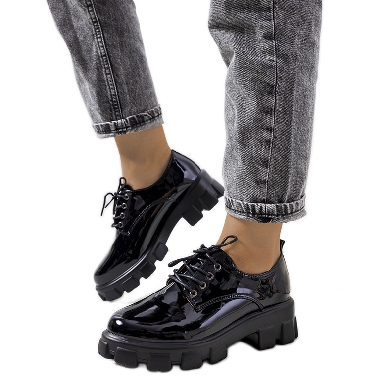 Zapatos lacados en negro sobre suela de tractor Viento
