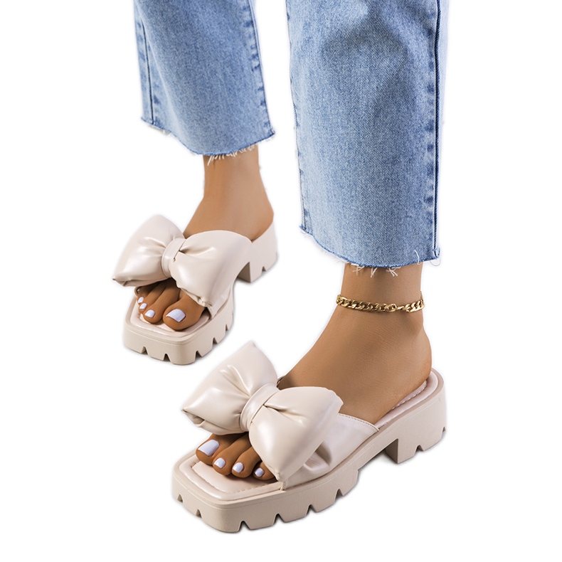 Zapatillas beige en la suela del tractor Platt