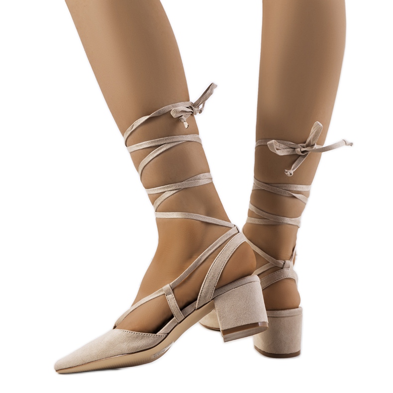 Bombas beige con cordones en el poste de Victoris Bombas beige con cordones en el poste de Victoris