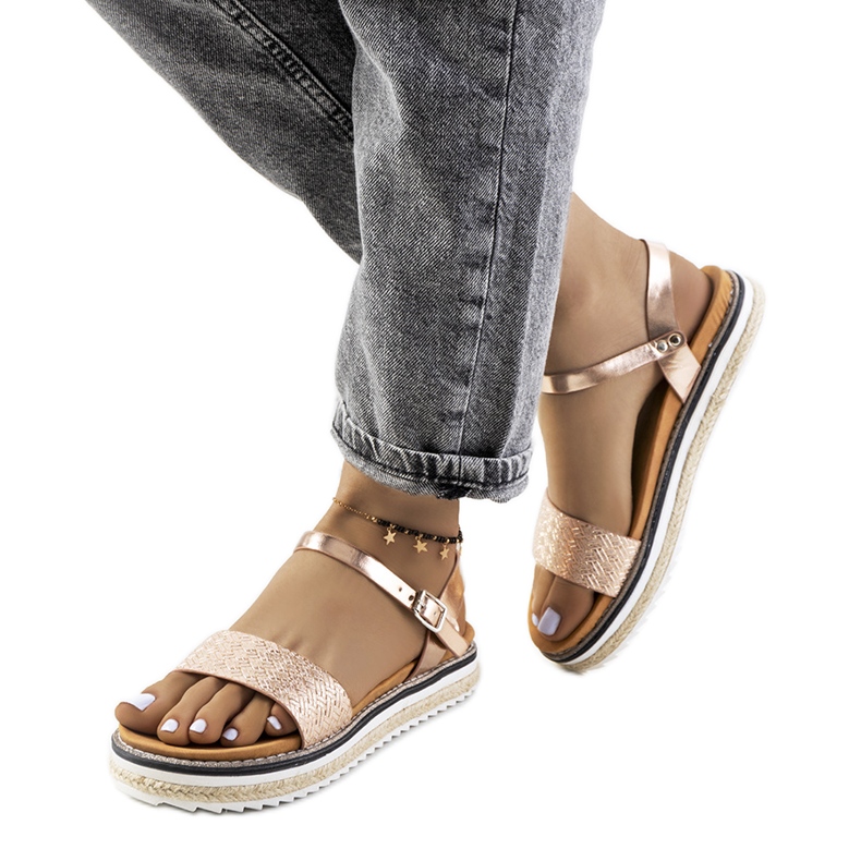 Sandalias doradas en una plataforma Acton adornada dorado Sandalias doradas en una plataforma Acton adornada dorado