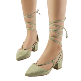 Zapatos de tacón verdes con cordones en el puesto de Victoris