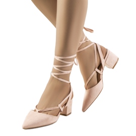 Zapatos de tacón rosa con cordones en el puesto de Victoris