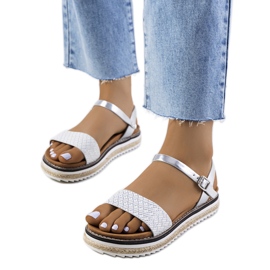 Sandalias plateadas en una plataforma Acton adornada