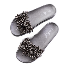 Pantuflas grises en la plataforma Marthas