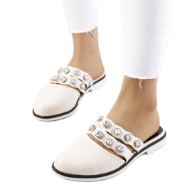 Babuchas beige decoradas con tachuelas Asselt