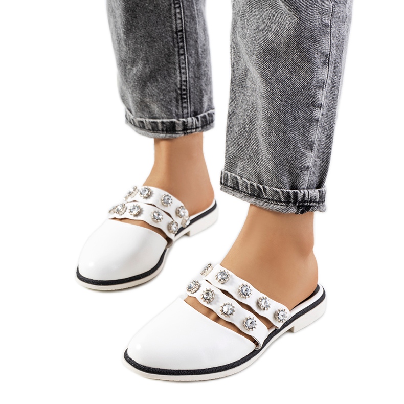 Pantuflas blancas decoradas con tachuelas Asselt blanco Pantuflas blancas decoradas con tachuelas Asselt blanco