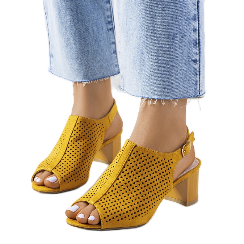 Sandalias caladas amarillas en un poste de Belinda amarillo