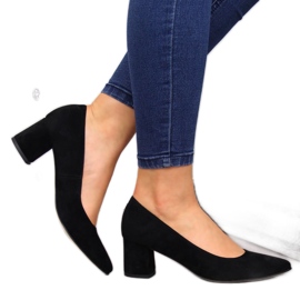 Zapatos de tacón en el poste de ante Juma negro