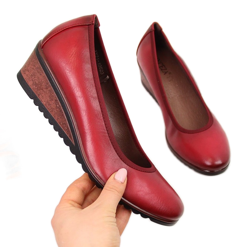 Zapatos de salón rojos con cuña Vinceza