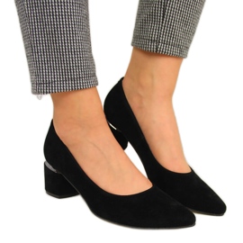 Zapatos de tacón sobre bloque decorativo de ante Juma negro