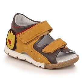 Sandalias niño con velcro camel Kornecki 6867 marrón
