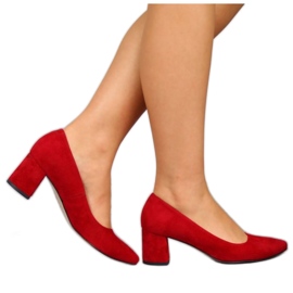Zapatos de tacón en un pilar de ante rojo W Juma