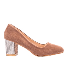 Bombas marrones en el pilar de Goyal beige