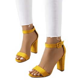 Sandalias amarillas en un puesto de Hopkins amarillo
