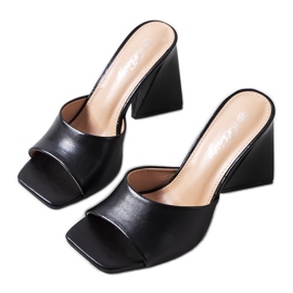 Zapatillas negras en el puesto de Istila negro