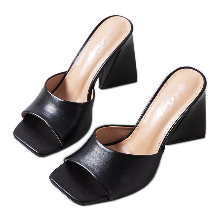 Zapatillas negras en el puesto de Istila negro