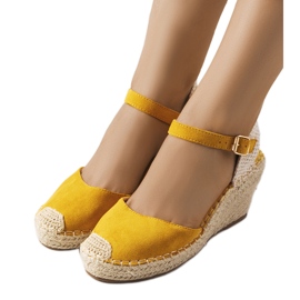 Alpargatas amarillas sobre cuña Olieme amarillo