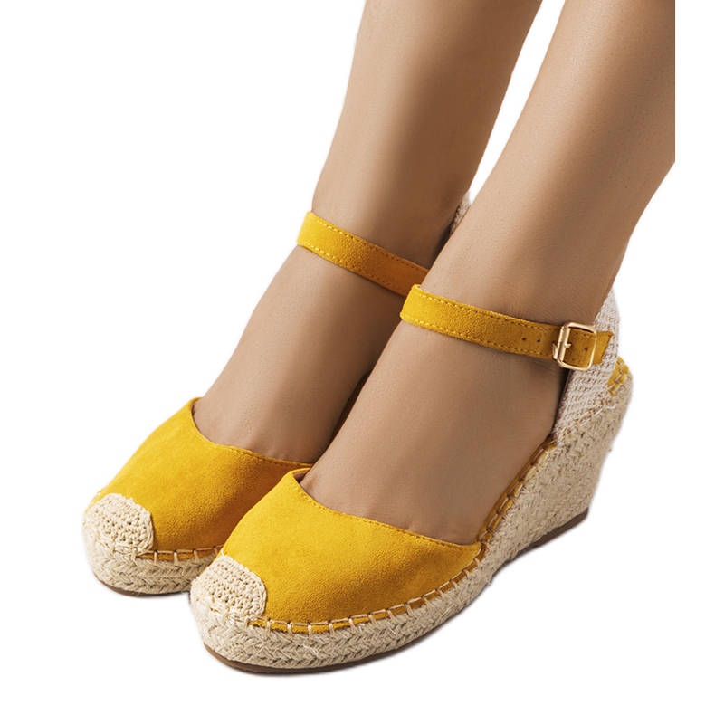 Alpargatas amarillas sobre cuña Olieme amarillo