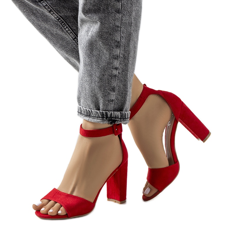 Sandalias rojas en el puesto de Doyle rojo Sandalias rojas en el puesto de Doyle rojo